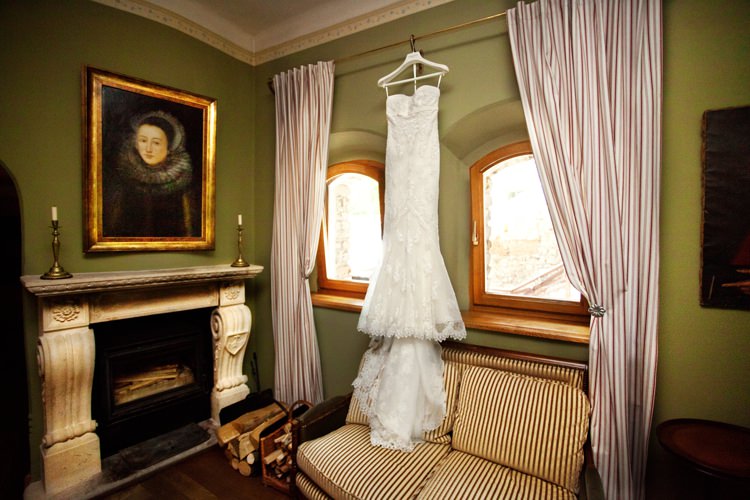 suknia ślubna na zamku