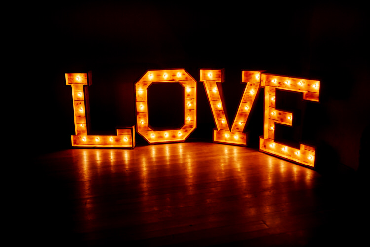 napis love na wesele