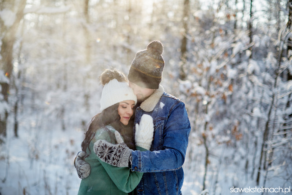 zimowe zdjęcia zakochanych w Tarnowie, sesja narzeczeńska zimą w lesie, zdjęcia w śniegu las wierzchosławice