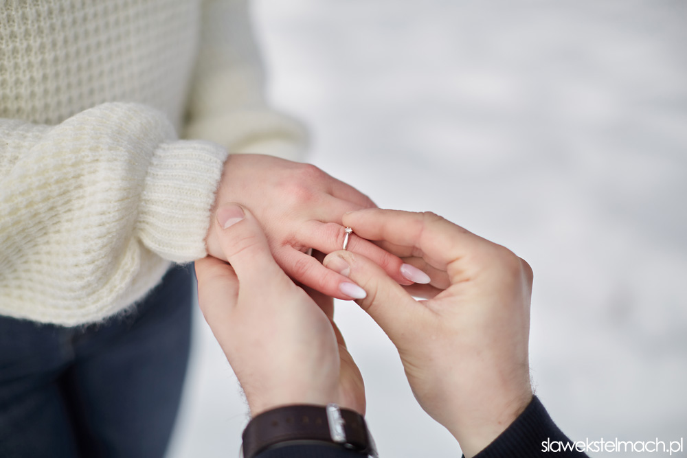 pierścionek zaręczynowy - sesja zdjęciowa na oświadczyny zaręczyny